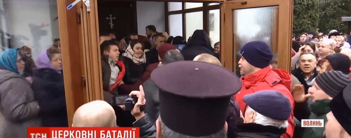 На Волині селяни зі штовханиною відстояли храм, який хотів привласнити Московський патріархат