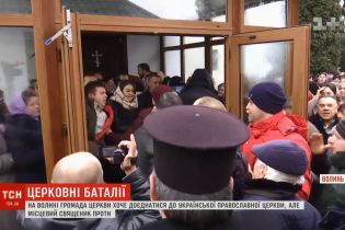 На Волыни селяне с толкотней отстояли храм, который хотел присвоить Московский патриархат
