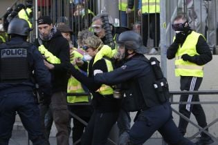 Макрон нагадав про долю Людовика XVI і хоче продовжити реформи всупереч протестам