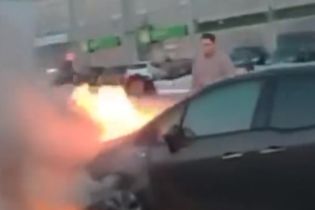 Біля мосту Патона у Києві палає автівка