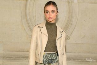 В юбке с ромашками и необычной обуви: Амалия Виндзор на показе Christian Dior в Париже