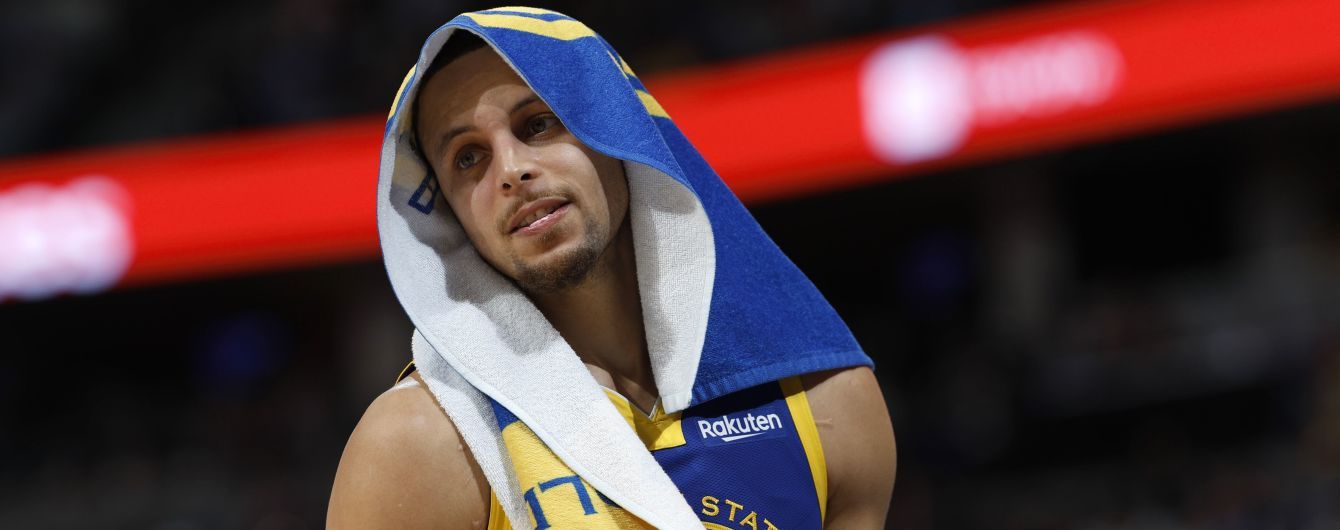 Епік фейл. Американський баскетболіст незграбно послизнувся під час виконання слем-данку