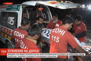 У Пакистані автобус зіткнувся з бензовозом: загинули 27 людей