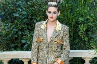 Як пацанка: Крістен Стюарт здивувала образом на шоу Chanel в Парижі