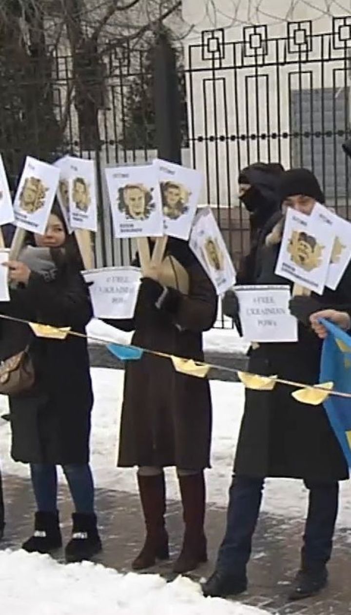 Акція на підтримку українських військовополонених моряків відбулася під посольством РФ у Києві