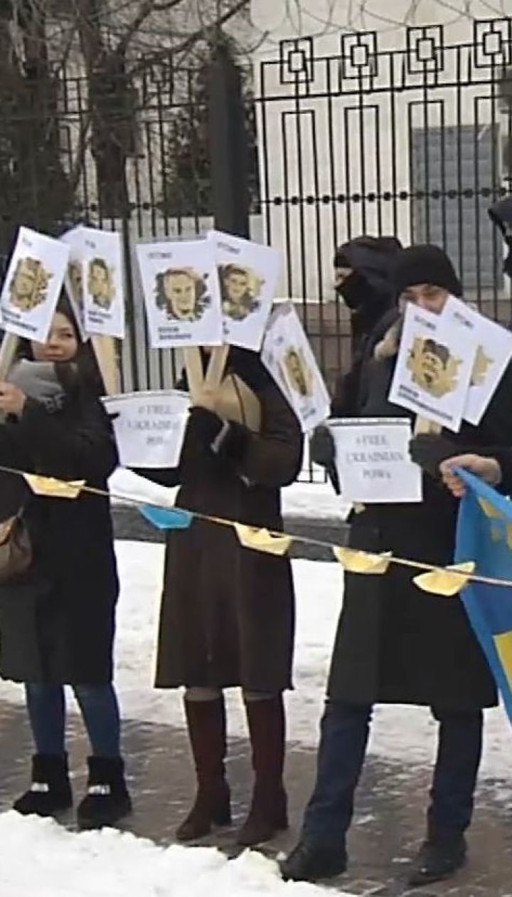 Акция в поддержку украинских военнопленных моряков состоялась под посольством РФ в Киеве