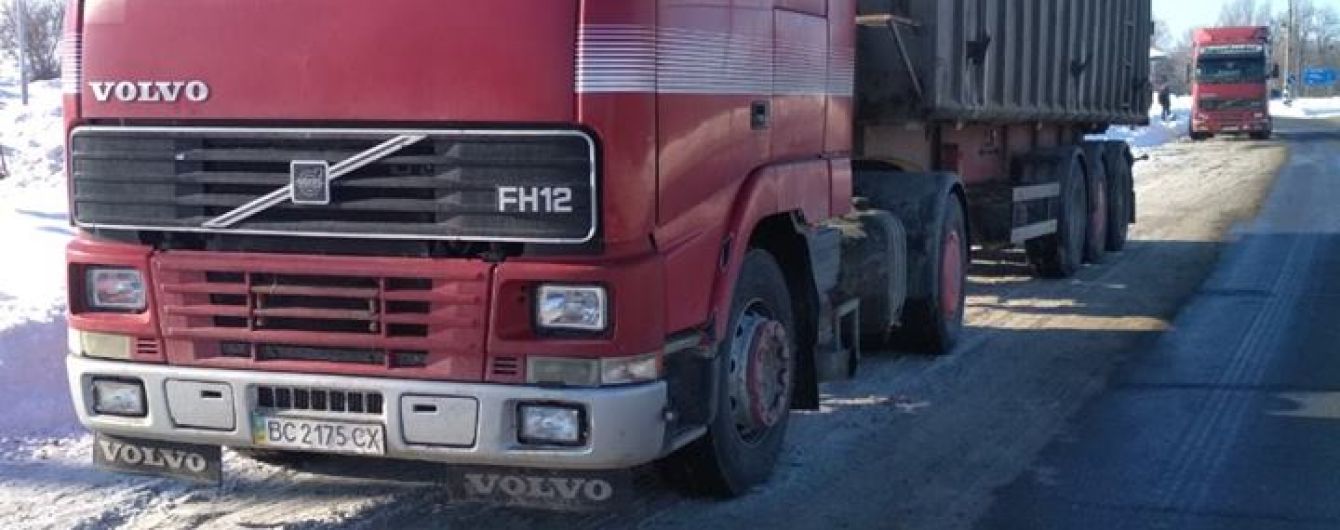 На Кіровоградщині патрульні затримали вантажівки з львівським сміттям