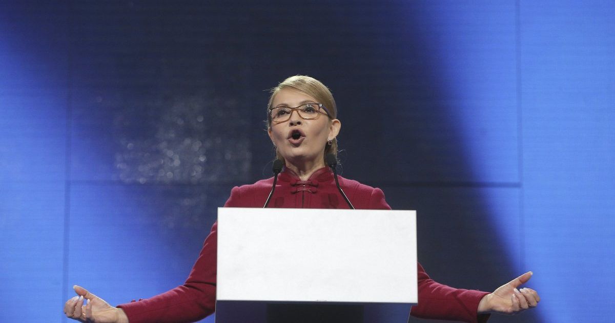 Небагатослівна Тимошенко з чоловіком проголосувала на виборах
