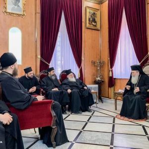 Патриарх Иерусалимский встретился с представителями УПЦ МП на следующий день после отмененной встречи с Порошенко
