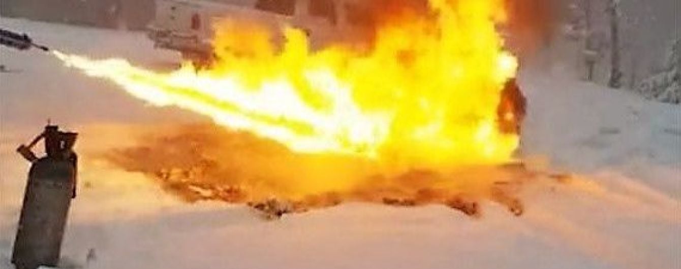 Рясні хуртовини в Україні та чоловік, який вогнеметом розтоплює сніг. Тренди Мережі
