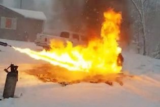 Рясні хуртовини в Україні та чоловік, який вогнеметом розтоплює сніг. Тренди Мережі