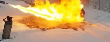 Рясні хуртовини в Україні та чоловік, який вогнеметом розтоплює сніг. Тренди Мережі