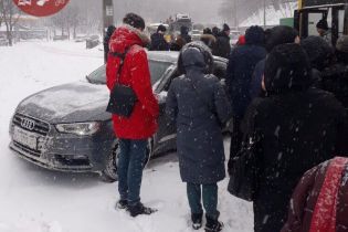 В Киеве легковушка вылетела на заполненную людьми остановку