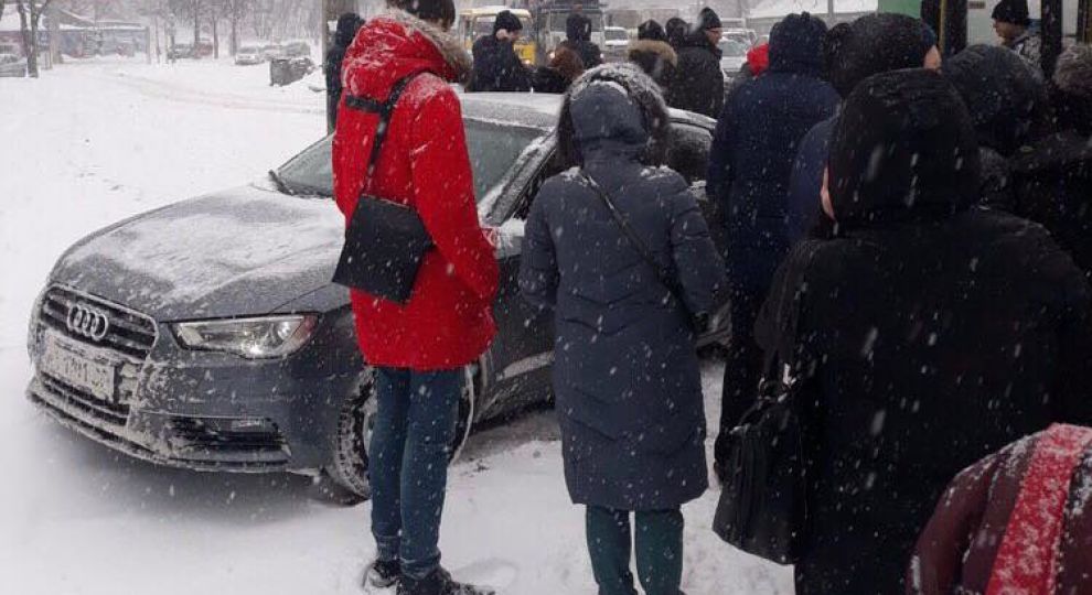 У Києві легковик вилетів на заповнену людьми зупинку
