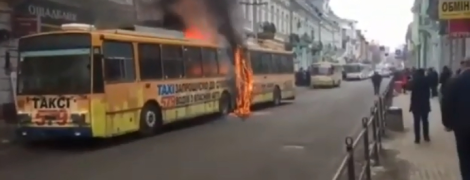 У центрі Тернополя зняли пожежу у тролейбусі
