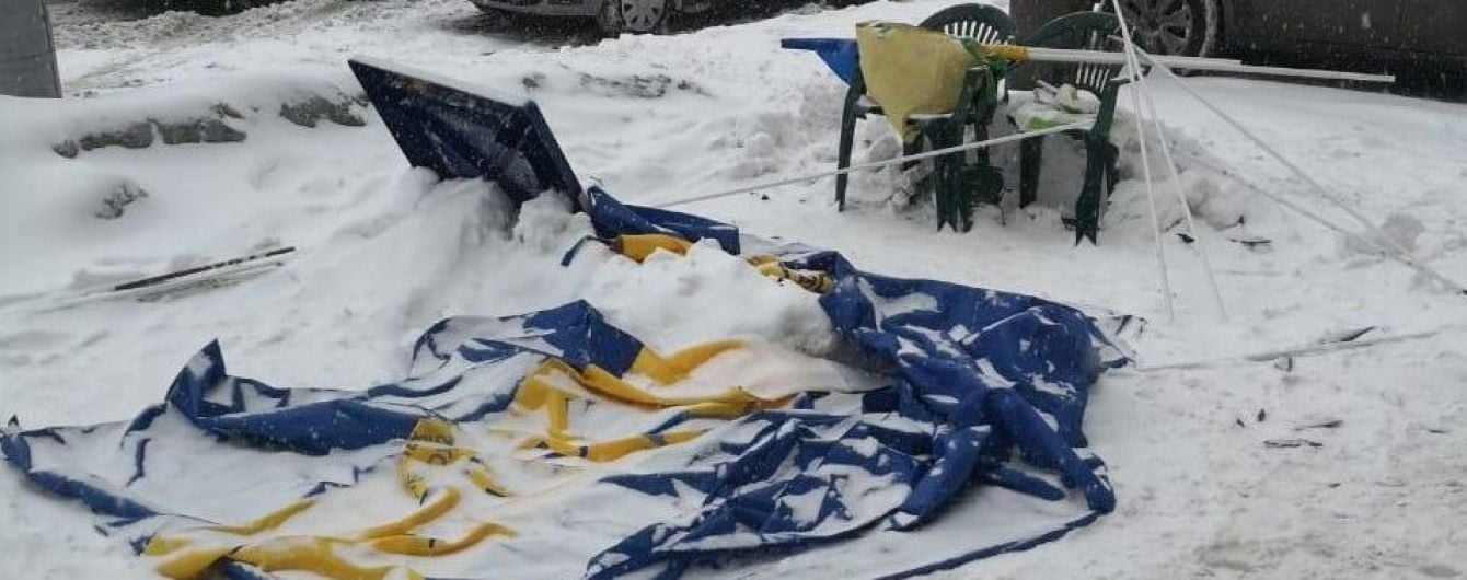 У Києві невідомі напали на агітаційні намети