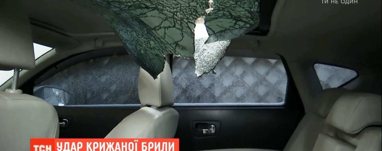 У центрі Києва бурулька розтрощила панорамний дах іномарки