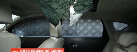 В центре Киева сосулька разбила панорамную крышу иномарки