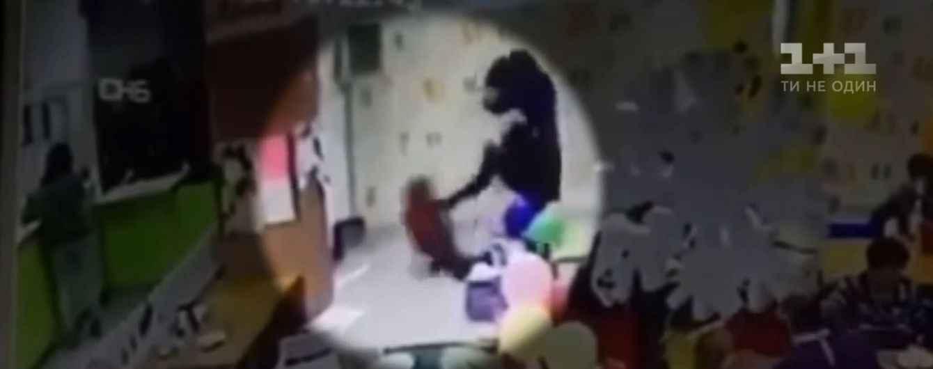 У Запоріжжі блогерка-вихователь на очах десятків людей відгамселила ногами 6-річного сина
