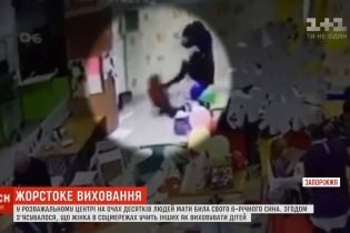 У Запоріжжі блогерка-вихователь на очах десятків людей відгамселила ногами 6-річного сина