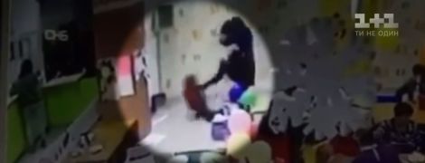 У Запоріжжі блогерка-вихователь на очах десятків людей відгамселила ногами 6-річного сина