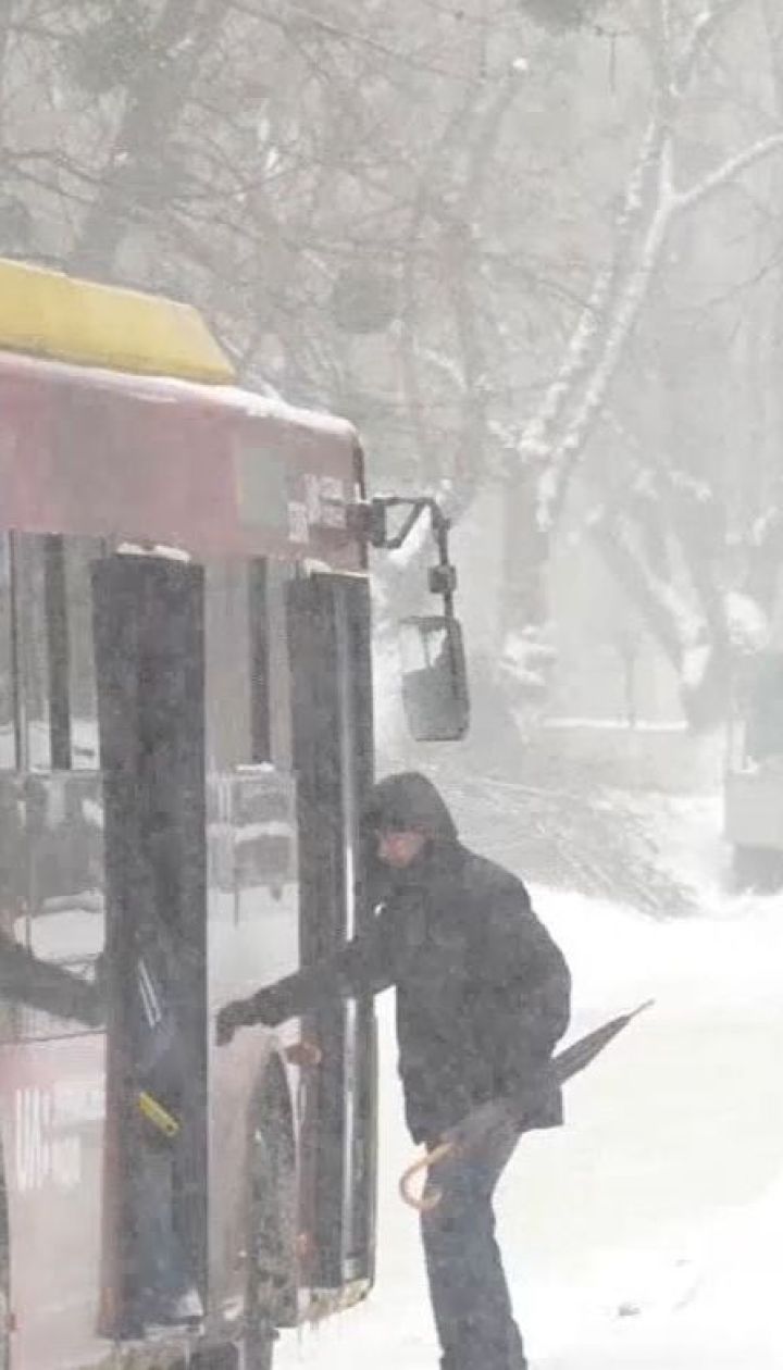 Столичні комунальники не встигають чистити тротуари від снігу та льоду