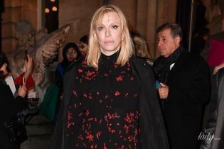 У міні з квітковим принтом і без улюбленої помади: Кортні Лав на показі Valentino