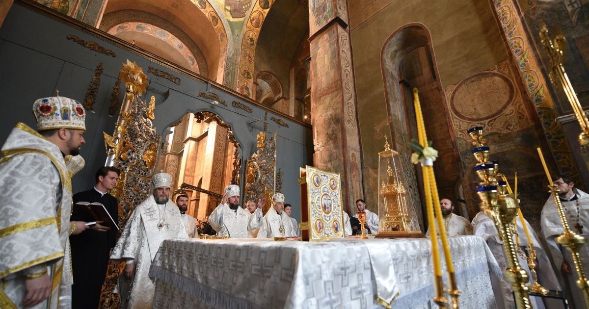 Коронавірусна інфекція в Україні. У ПЦУ спростували, що хвороба передається під час причастя