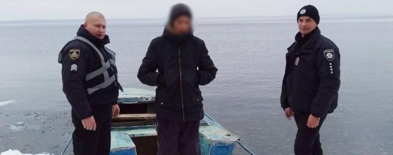 На Херсонщині поліцейські врятували підлітка, якого на крижині віднесло від берега на 2 км