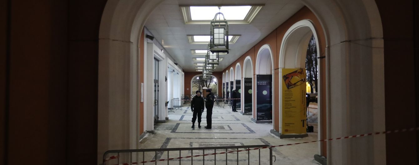 В Третьяковской галерее у картины Врубеля разделся до стрингов мужчина