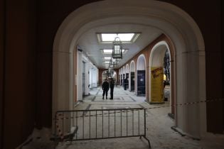 У Третьяковській галереї біля картини Врубеля роздягнувся до стрингів чоловік