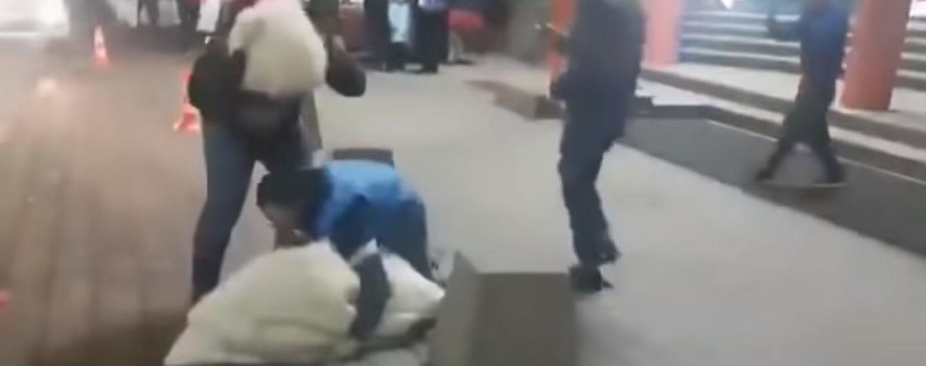 В Сети возмущаются видео, где выходец с Кавказа дважды уронил украденную невесту
