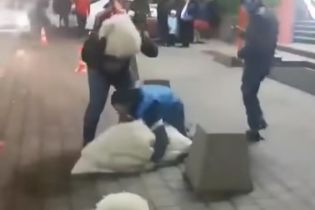 В Сети возмущаются видео, где выходец с Кавказа дважды уронил украденную невесту