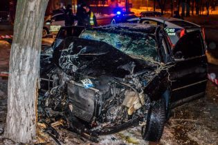 У Дніпрі 18-річний водій без документів розтрощив Volkswagen об дерево