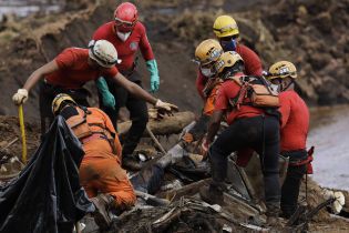 В Бразилии более 40 человек возросло число жертв прорыва плотины