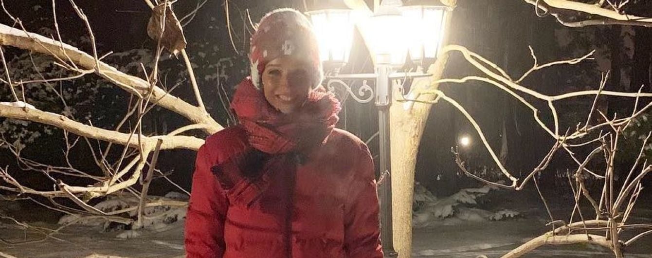 В спортивках и пуховике: Катя Осадчая вышла на зимнюю прогулку с любимым