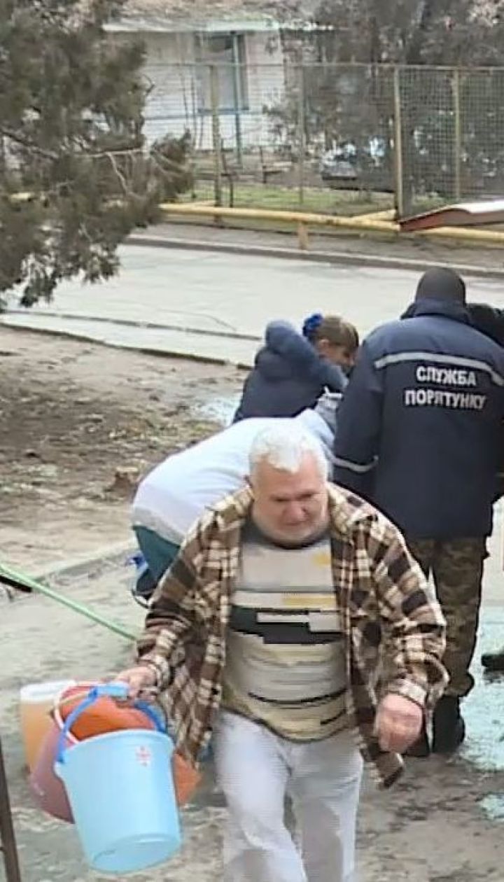 В Бердянске из-за аварии на водопроводе занятия в большинстве школ и детсадов отменены