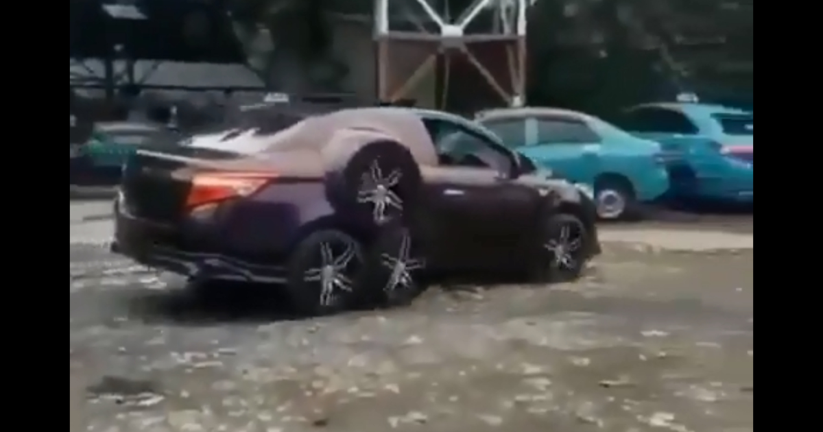Більше грошей ніж мізків. Юзерів обурило відео з 8-колісною Toyota Corolla