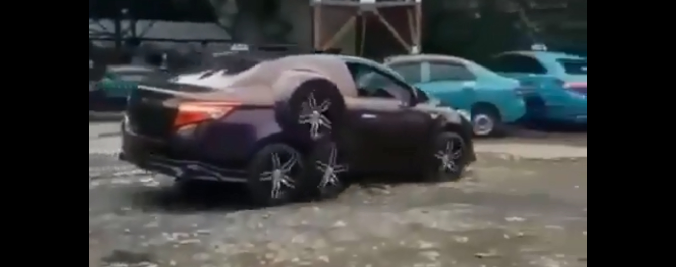 Больше денег чем мозгов. Юзеров возмутило видео с 8-колесной Toyota Corolla