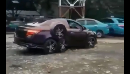 Більше грошей ніж мізків. Юзерів обурило відео з 8-колісною Toyota Corolla