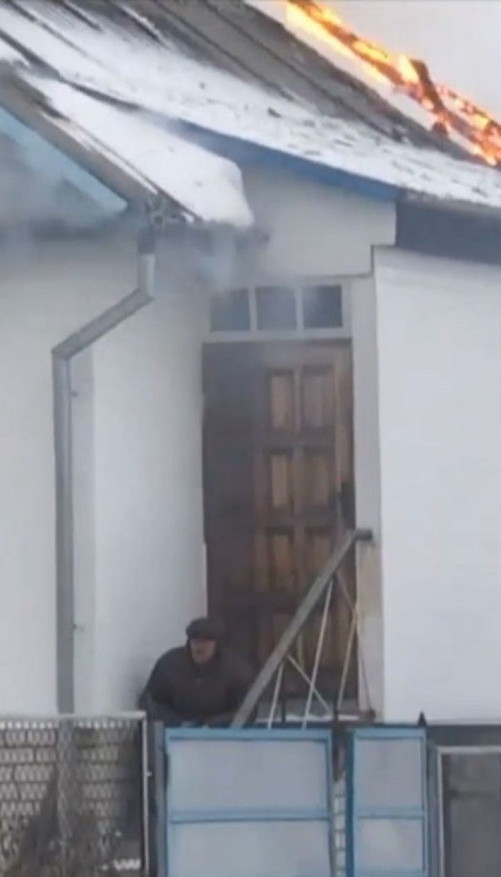 В Житомирской области пенсионер поджег дом и застрелился на глазах у людей
