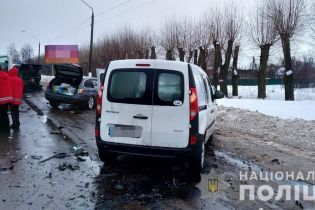 У Житомирі легковик протаранив конвойний автомобіль із арештантами, є постраждалі
