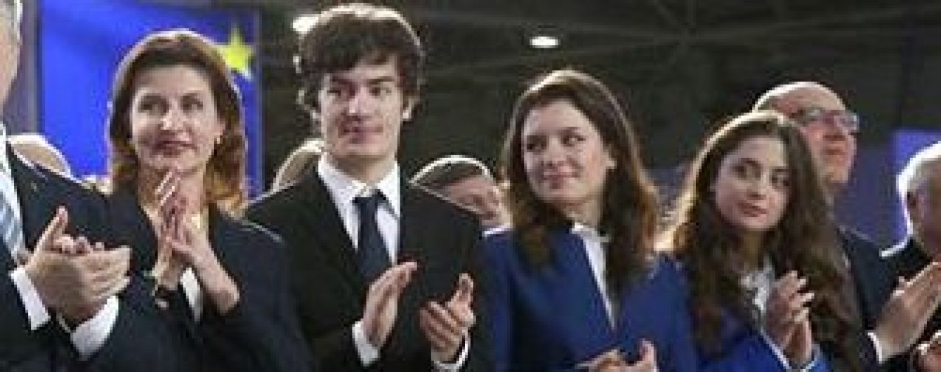 В деловых костюмах и на шпильках: Марина Порошенко с дочерьми на форуме