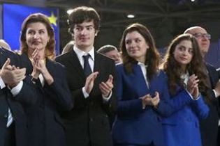 В деловых костюмах и на шпильках: Марина Порошенко с дочерьми на форуме