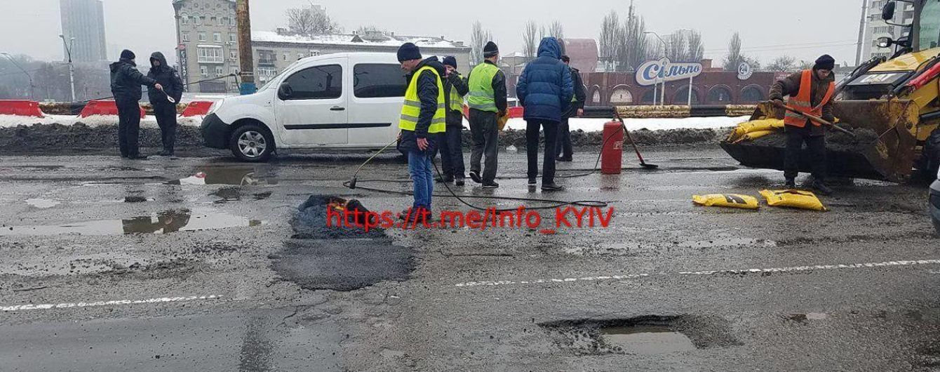 У Києві зняли ямковий ремонт подірявленого Шулявського мосту