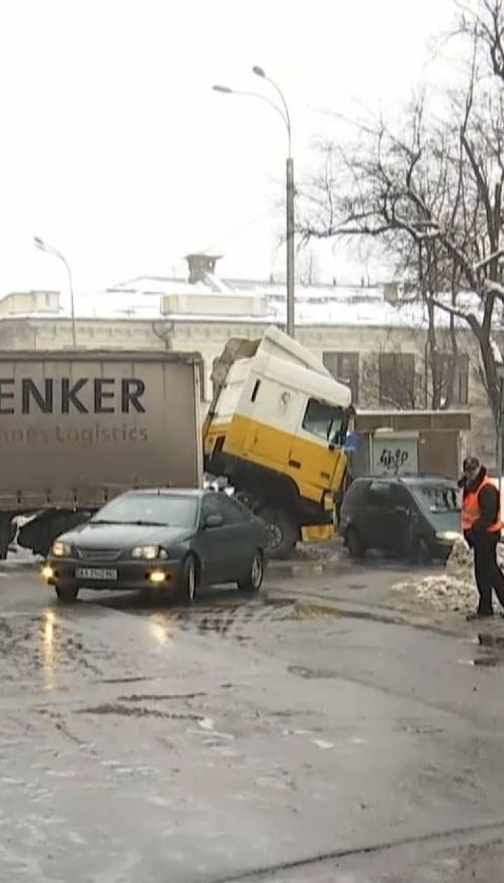 В столице фура заглохла на дороге и заблокировала движение на полтора часа