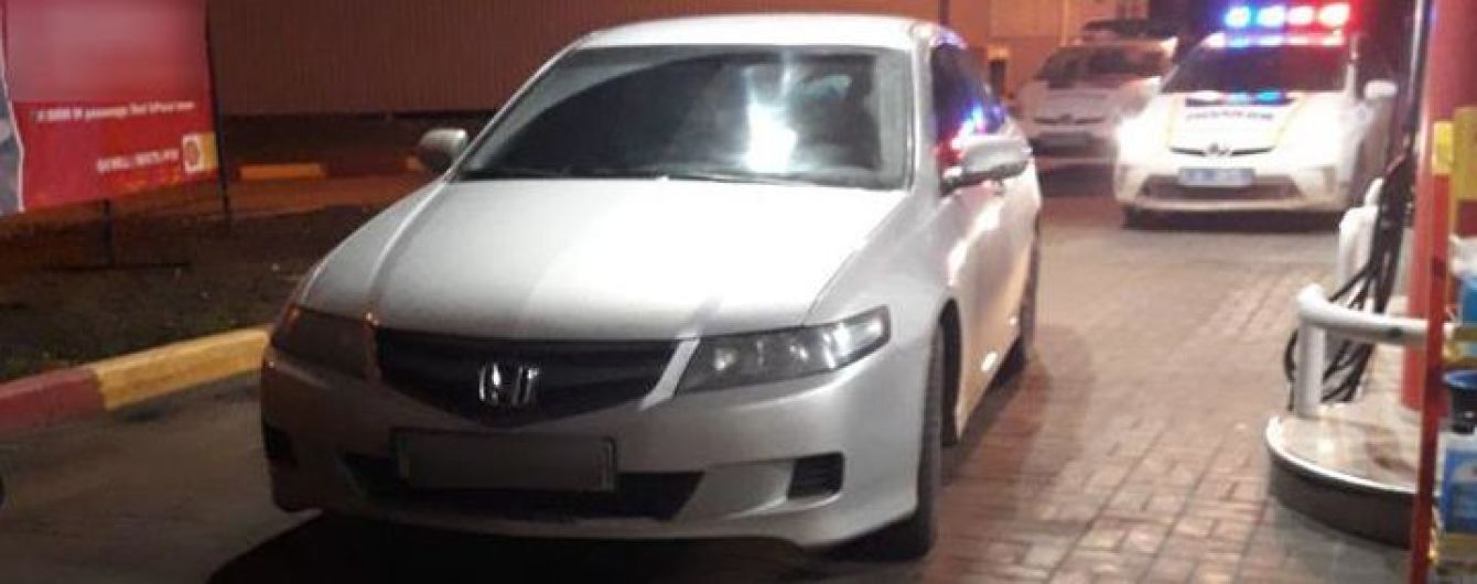 В Херсоне водитель Honda Accord выпил пива прямо перед полицейскими