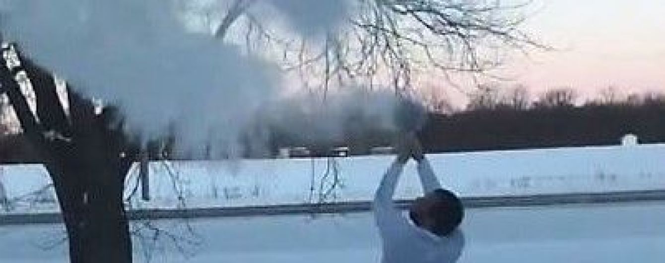 В Сети люди делятся видео, на которых кипяток мгновенно превращают в снег
