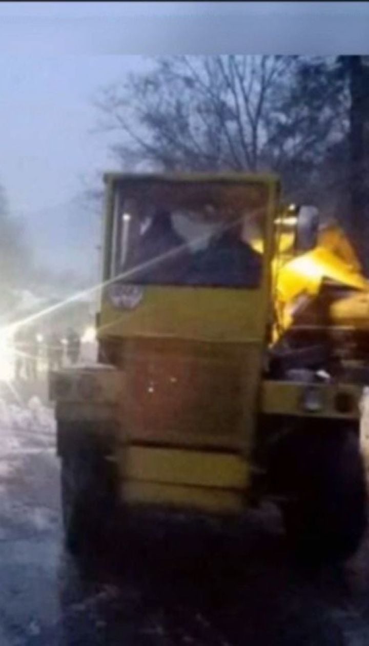 Снігова лавина заблокувала рух дорогою на Закарпатті