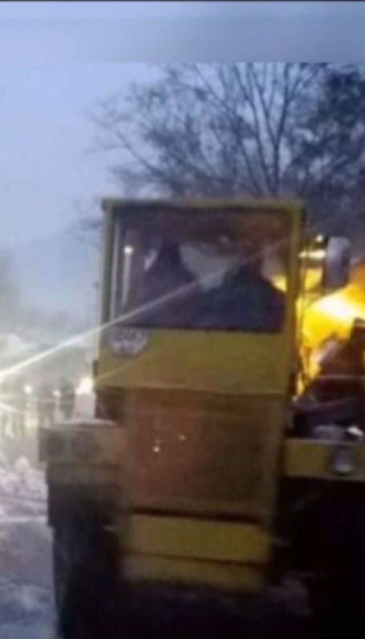 Снежная лавина заблокировала движение по дороге на Закарпатье